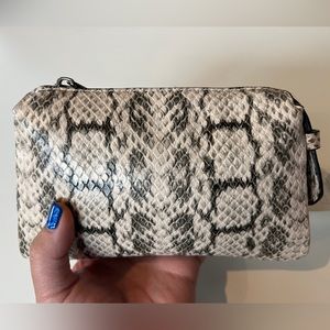 ⚽️ NWT - Double Gusset Fanny Pack - A New Day™ (Snake print)